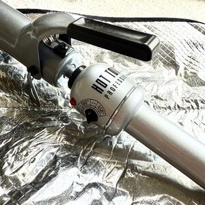 Hot Tools Professionals 1” curling iron with heat resistant pad